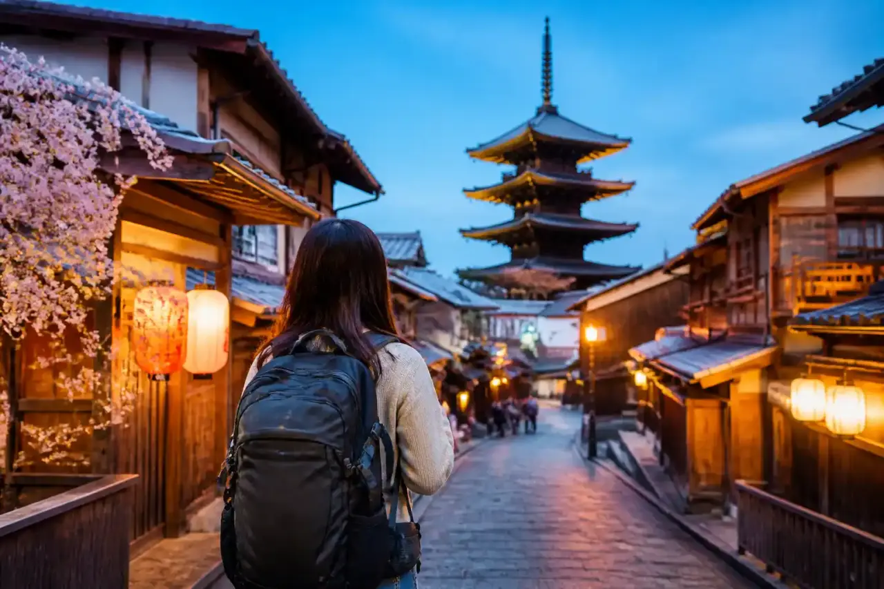 Illustration colorée d'un backpacker au Japon avec carte et formes géométriques néon